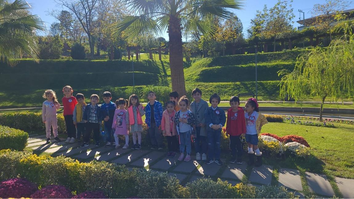 Anaokulu öğrencilerimiz sonbaharda doğadaki değişiklikleri incelemek için Botonik parka gezi düzenledi.